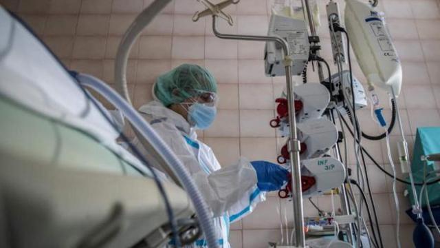 Atención hospitalaria a un paciente con covid.