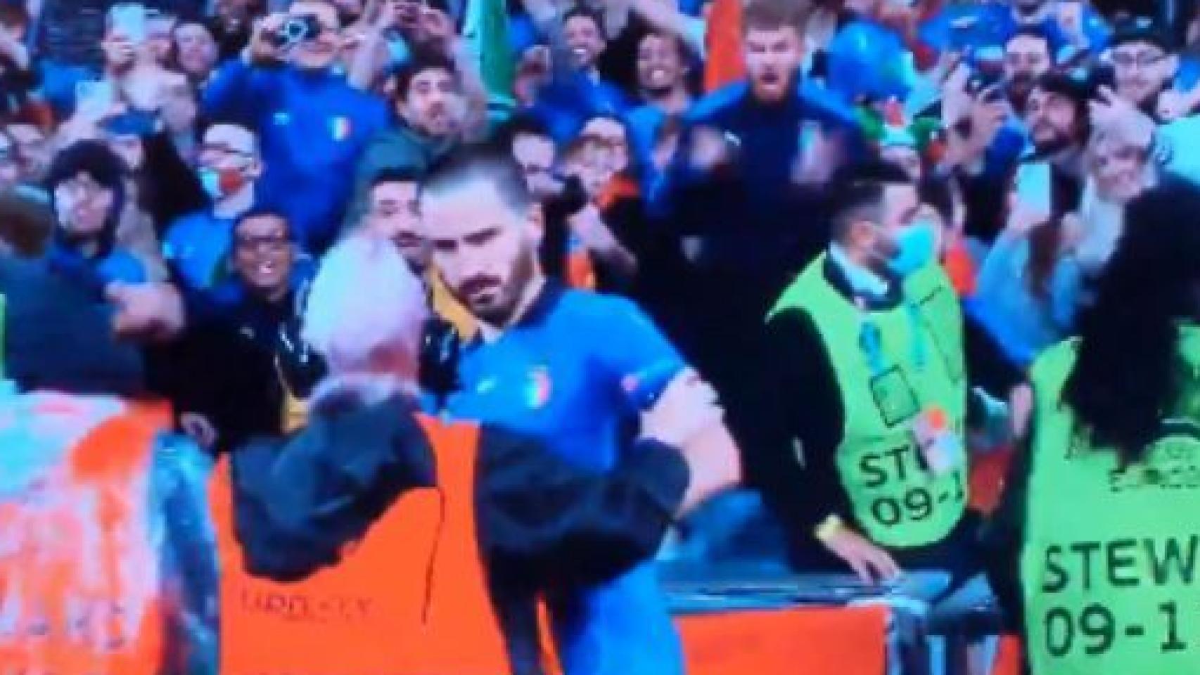 Una guarda de seguridad confunde a Bonucci con un invasor de campo