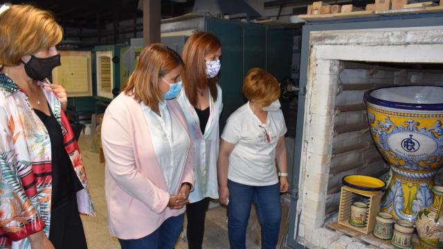 La alcaldesa de Talavera, Tita García Élez, en su visita al taller de cerámica del Alfar del Carmen