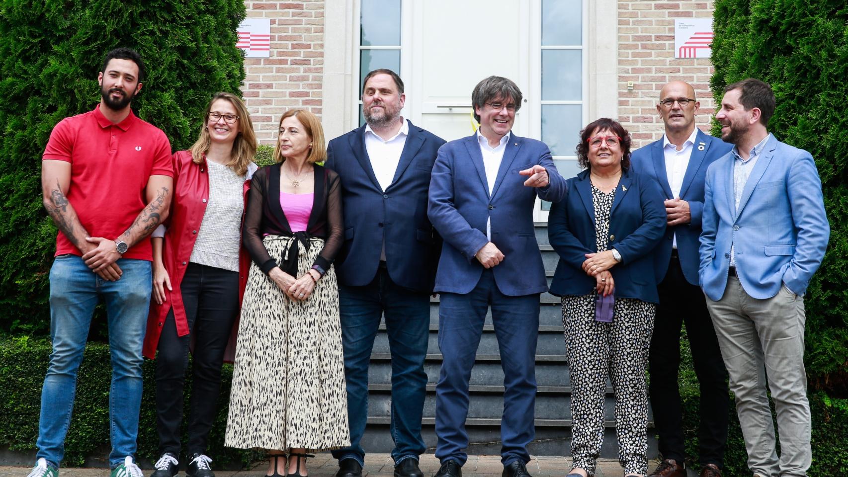 De izda. a dcha: el rapero Valtonyc, Meritxell Serret, Carme Forcadell, Oriol Junqueras, Carles Puigdemont, Dolors Bassa, Raul Romeva y Antoni Comin.