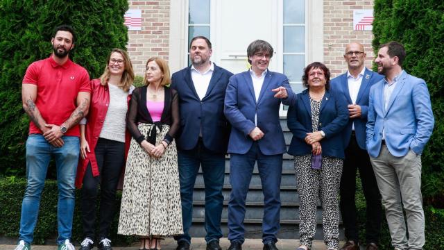 De izda. a dcha: el rapero Valtonyc, Meritxell Serret, Carme Forcadell, Oriol Junqueras, Carles Puigdemont, Dolors Bassa, Raul Romeva y Antoni Comin.