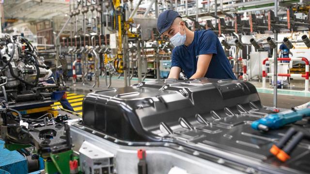 Un operario de Stellantis en la factoría viguesa.