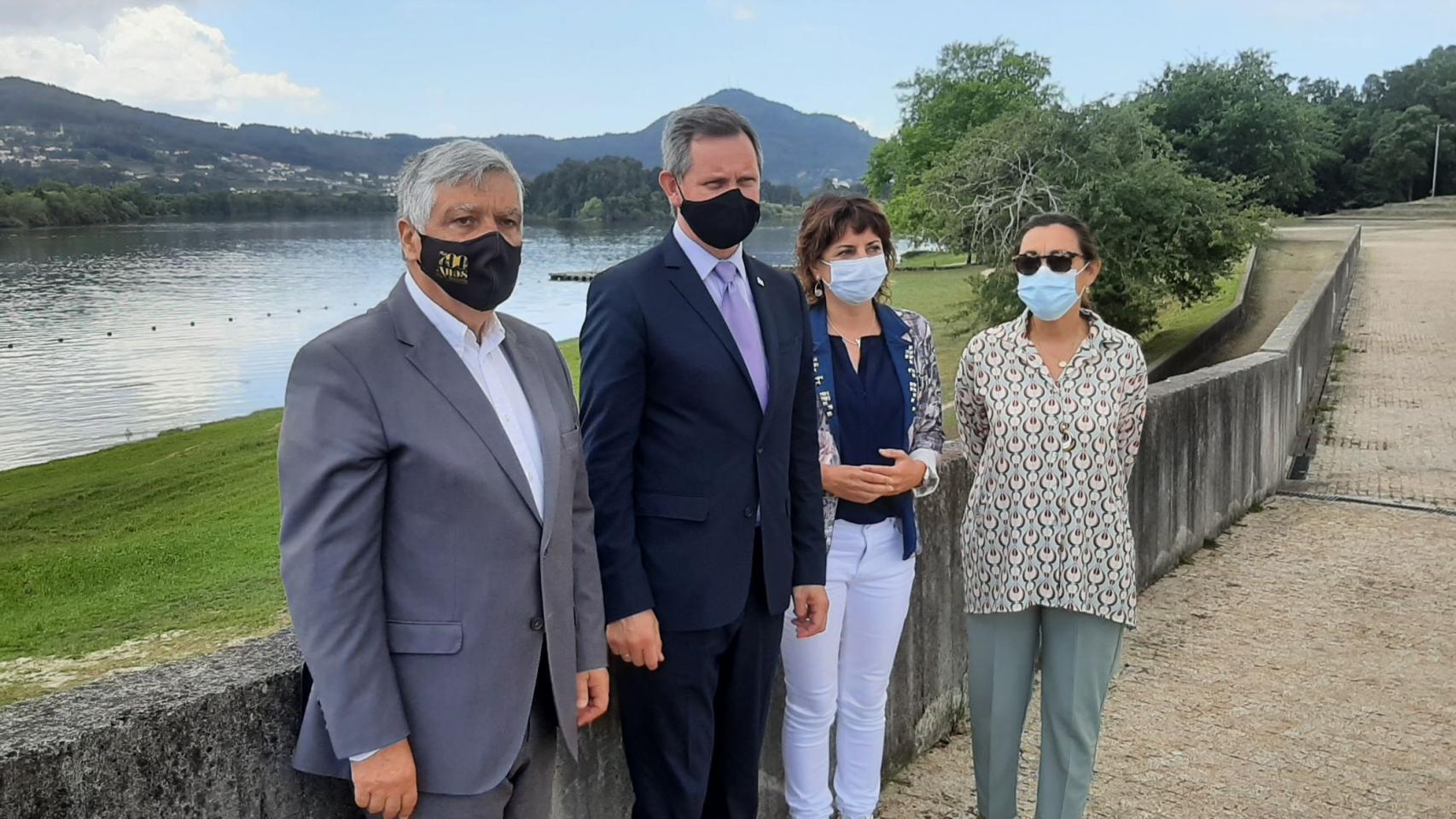 José Miñones junto a Maica Larriba y los alcaldes de Tui y Tomiño