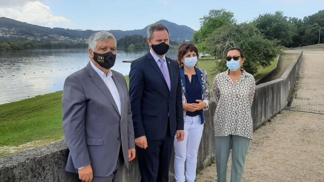 José Miñones junto a Maica Larriba y los alcaldes de Tui y Tomiño