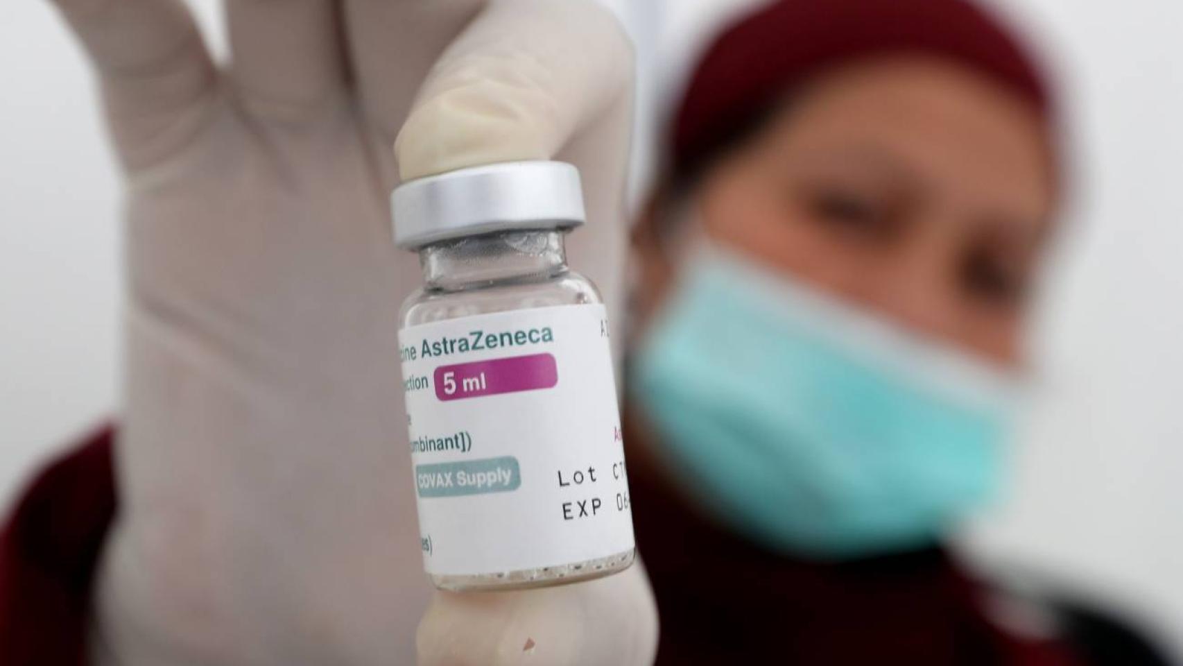 Una sanitaria muestra un vial de AstraZeneca.