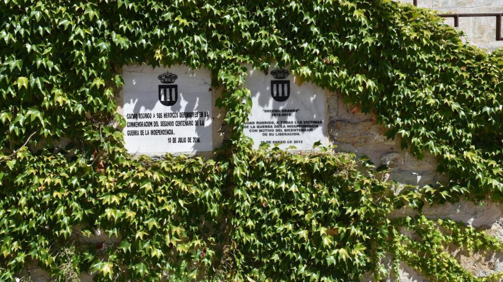 Placa en recuerdo de los defensores de la plaza y de la Brecha Grande
