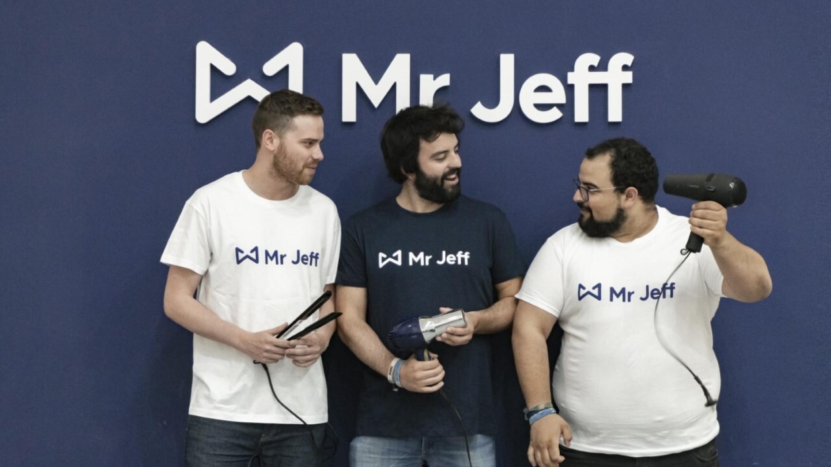 Eloi Gómez (en el centro) CEO y cofundador de Jeff. EE
