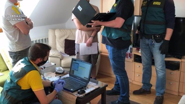 Operativo de la Guardia Civil en el que un hombre fue detenido en A Coruña por varios delitos de explotación sexual de menores y contra la intimidad.