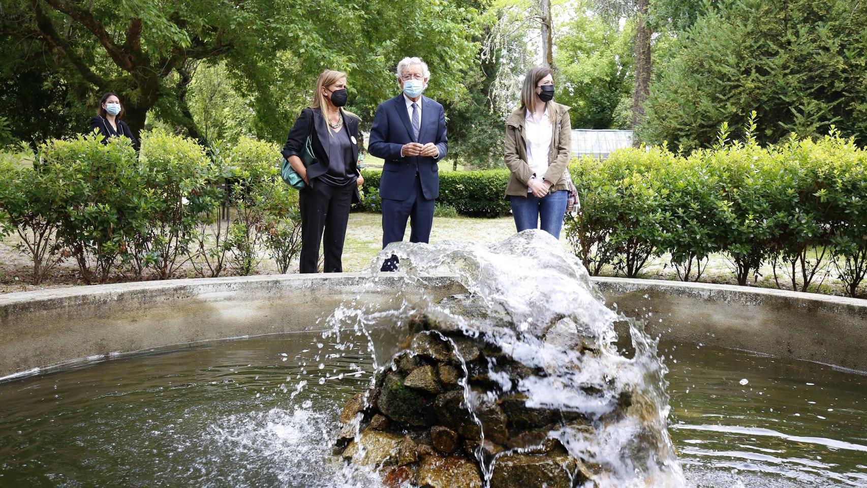 Carmela Silva y el alcalde de Mondariz, José Antonio Lorenzo, en la visita a los jardines