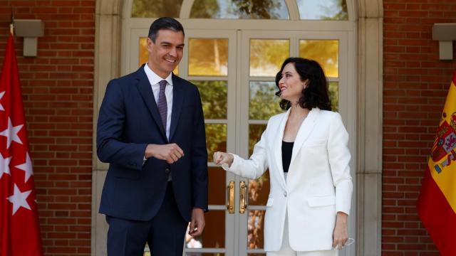 El presidente del Gobierno, Pedro Sánchez en un encuentro con la presidenta de la Comunidad de Madrid, Isabel Díaz Ayuso.