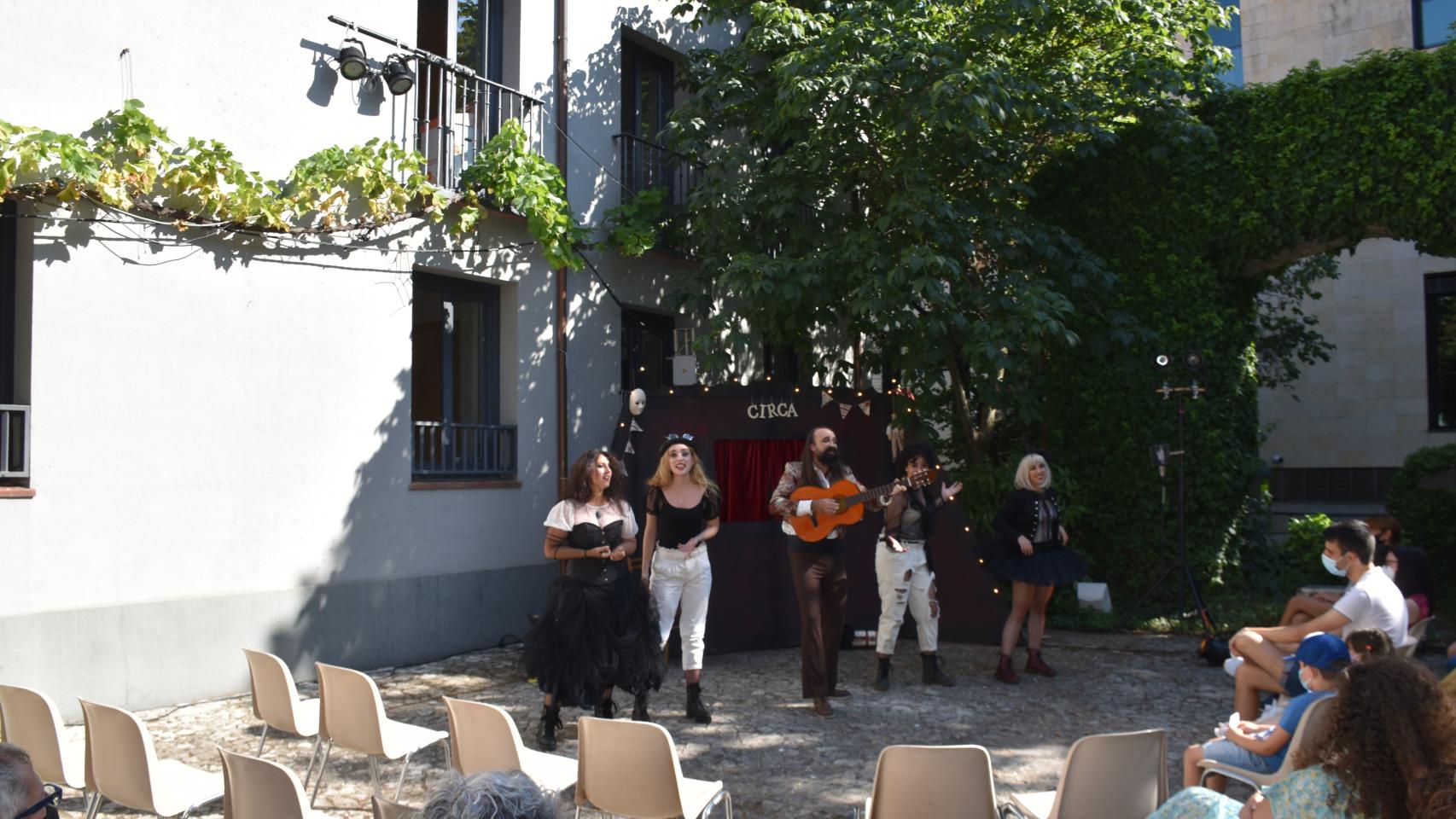 Actuación de XYK Singers en el estreno de Circa 1