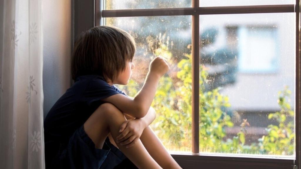 Un niño en el interior de su casa.