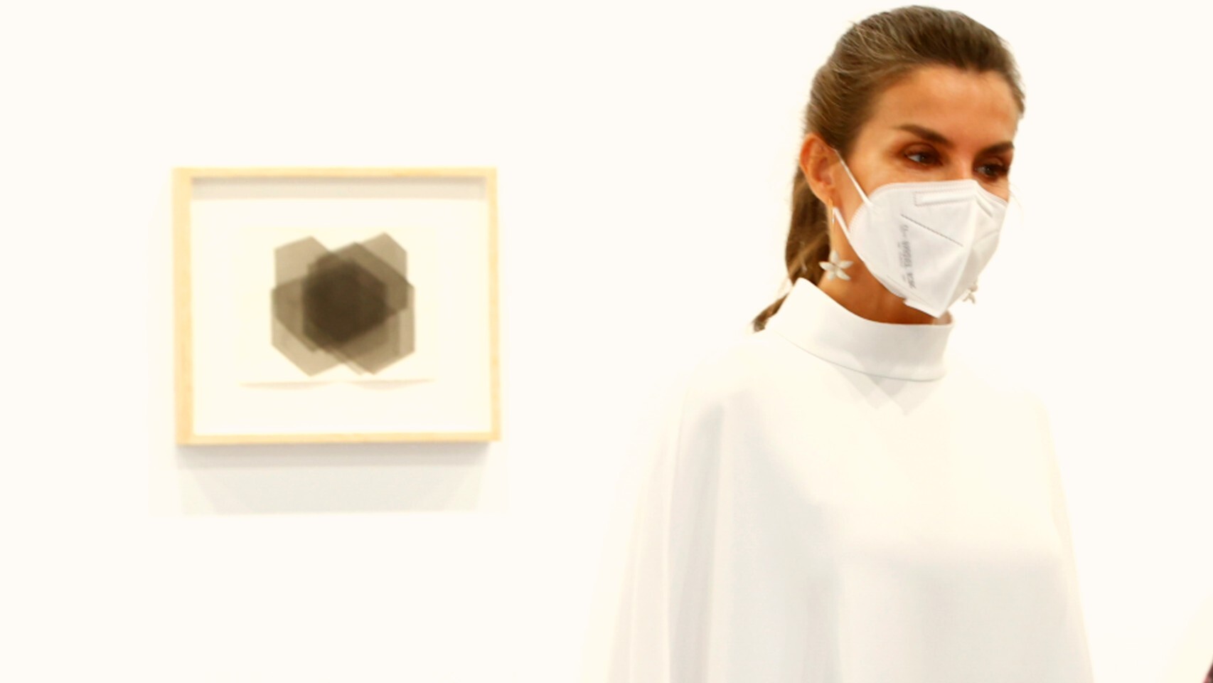 La reina Letizia con blusa capa de On Atlas en ARCOMadrid.