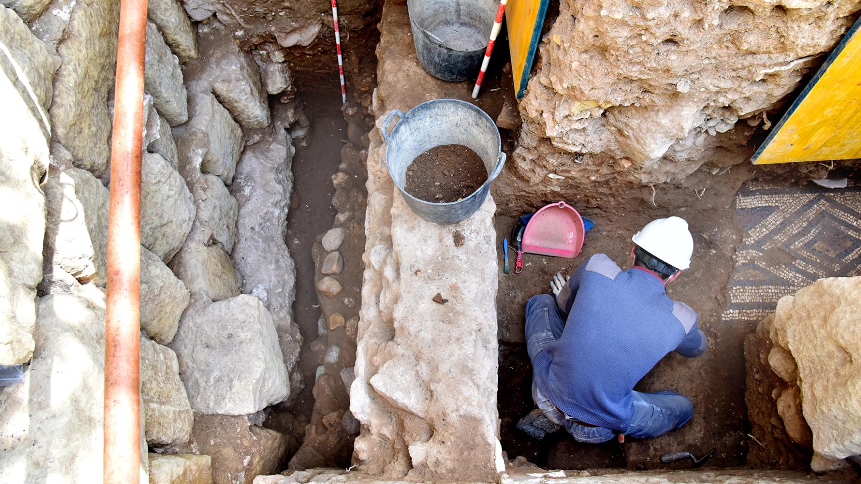 Uno de los arqueólogos, excavando la zona del patio en la que ha aparecido un mosaico.