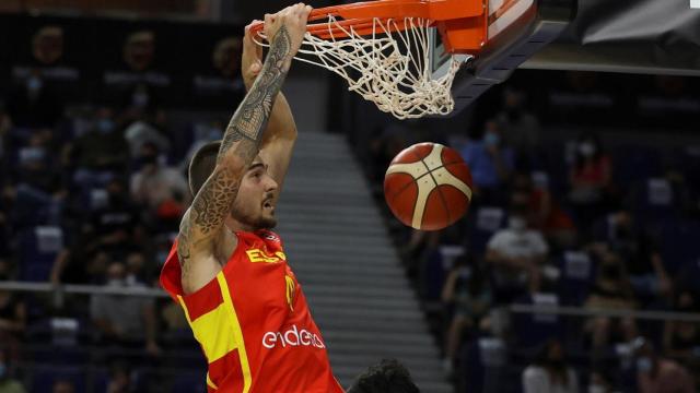 Juancho Hernangómez haciendo un mate con España