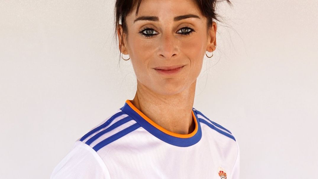 Esther González con la camiseta del Real Madrid Femenino