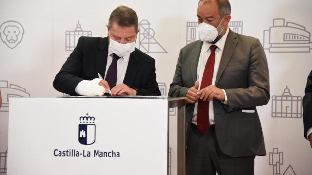 Emiliano García-Page (i) y Julián Garde (d) este viernes en Puertollano