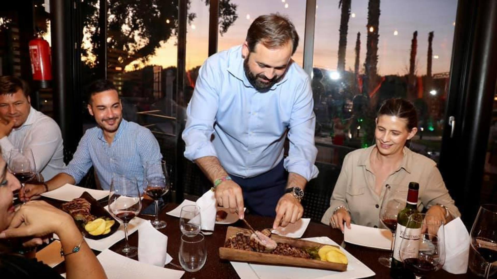 Paco Nuñez cortando una pieza de carne durante una cena con alcaldes del PP