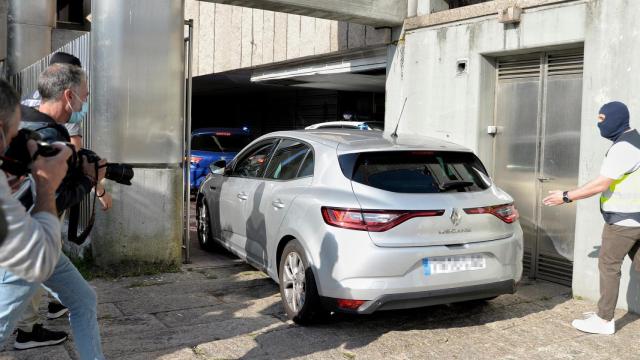 Un vehículo lleva a los primeros detenidos para declarar como presuntos autores de la paliza