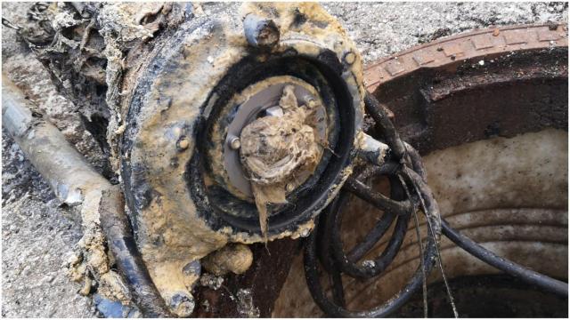 Bombeo atascado por toallitas.