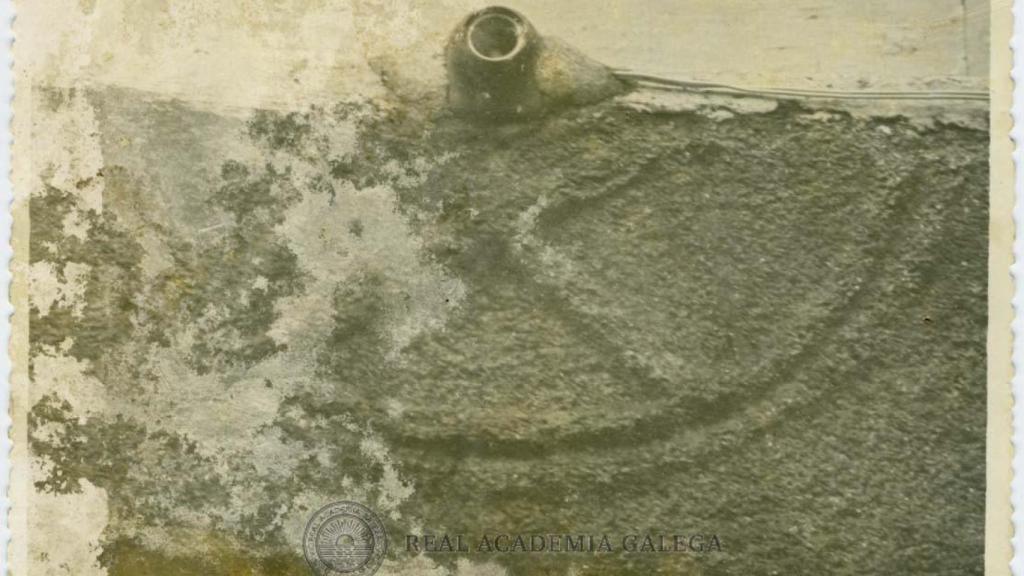 Restos de la estrella de David en el dintel de una vivienda en Ares. Foto: Europeana.