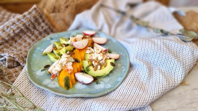 Ensalada de aguacate, cangrejo y mango, una receta fácil y rápida