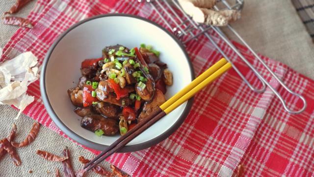 Salteado de pollo picante estilo chino a la manera Kung Pao, una receta fácil