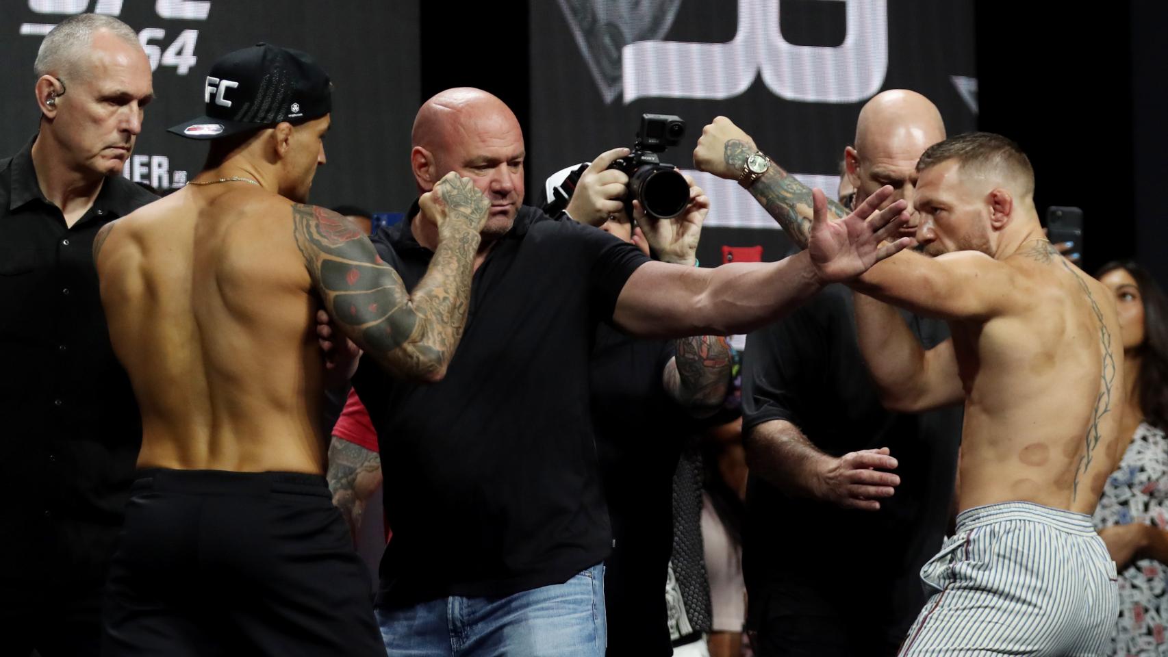 Dustin Poirier, Dana White y Conor McGregor, en el pesaje de la UFC 264