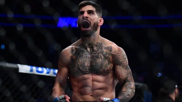 Ilia Topuria celebra su victoria en un combate.