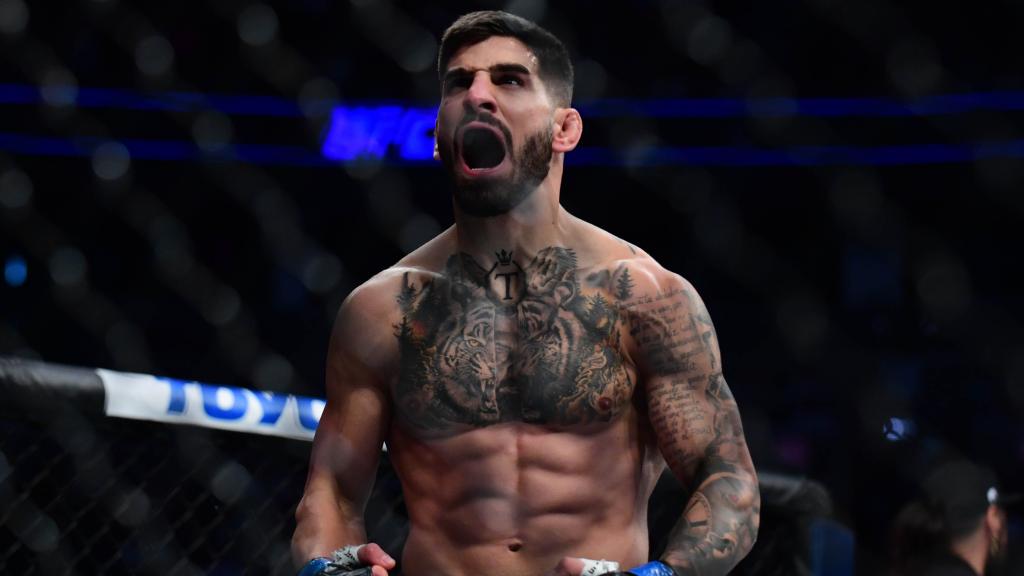 Ilia Topuria celebra su victoria en un combate