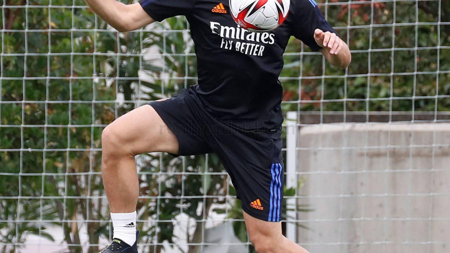 Odriozola controlando un esférico con el pecho