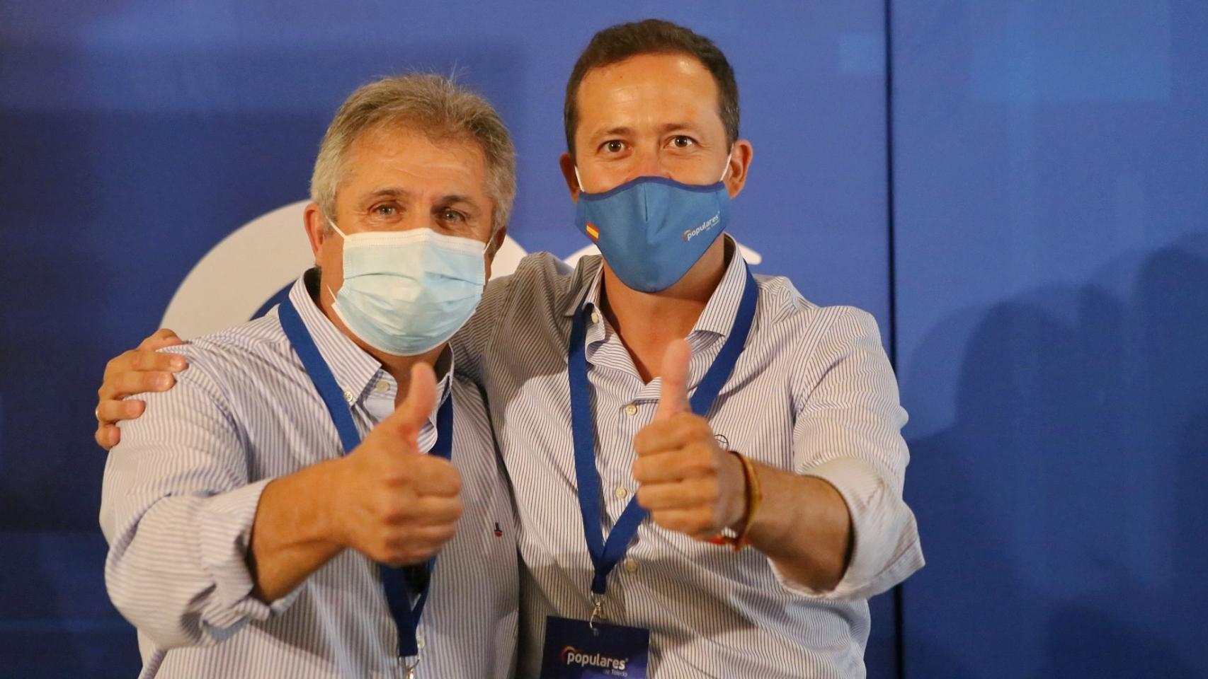 El nuevo secretario general del PP de Toledo, Pedro Casas, junto a Carlos Velázquez