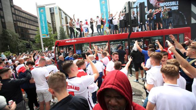 Las aglomeraciones y los altercados entre aficionados británicos antes de la final de la Eurocopa entre Italia e Inglaterra