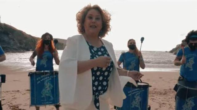 «Gozaremos do verán»: El single de la gallega Pili Pampín con los Kilomberos de Monte Alto