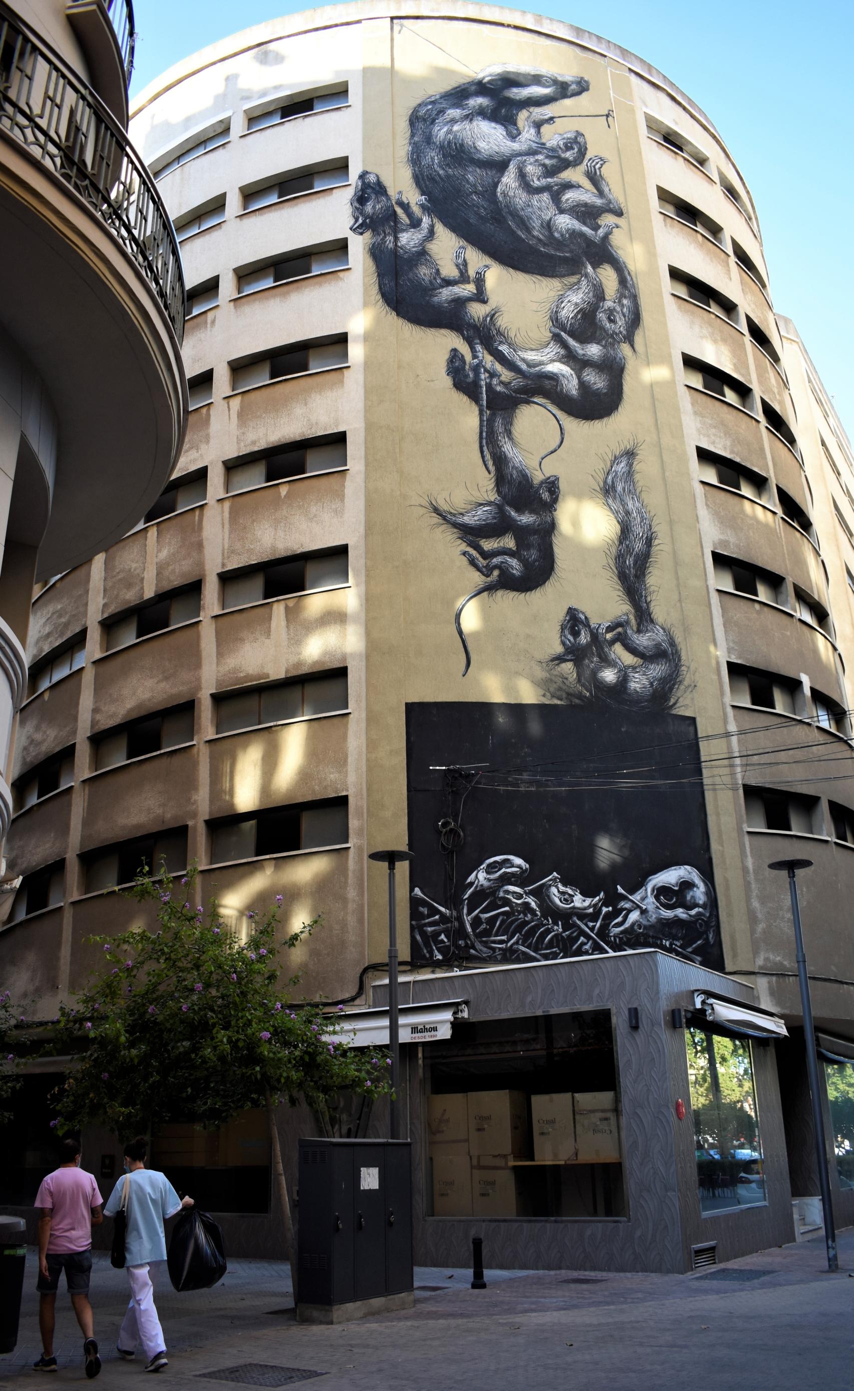 El mural de las ratas de ROA en la parte de atrás del edificio La Equitativa.