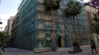 Instalación del andamiaje en los edificios que acogerán el hotel de 4 estrellas