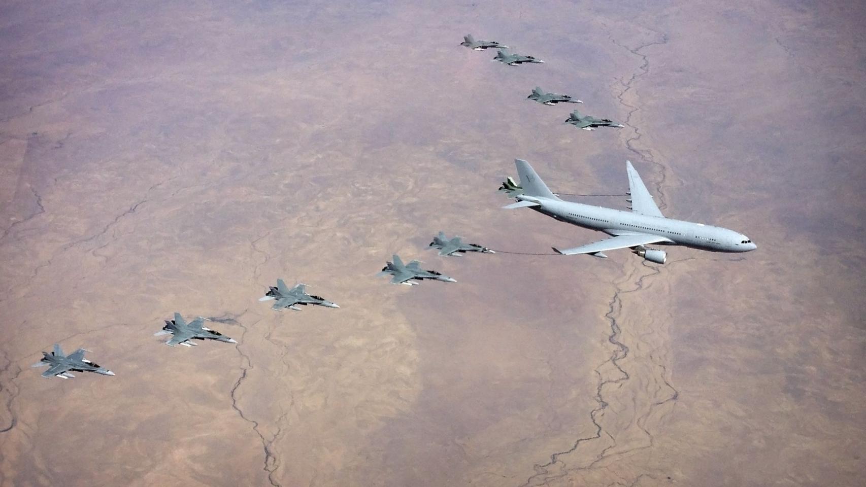 Airbus A330 MRTT acompañado por cazas F-18