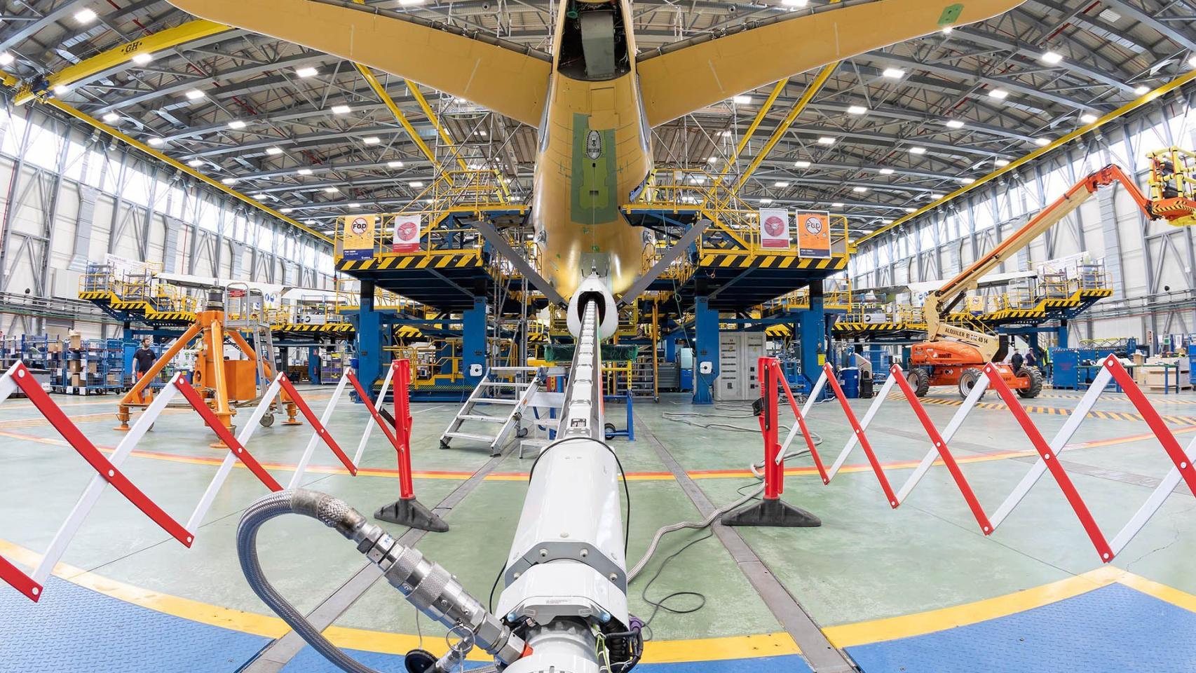 Instalación de la pértiga al A330 MRTT en Getafe