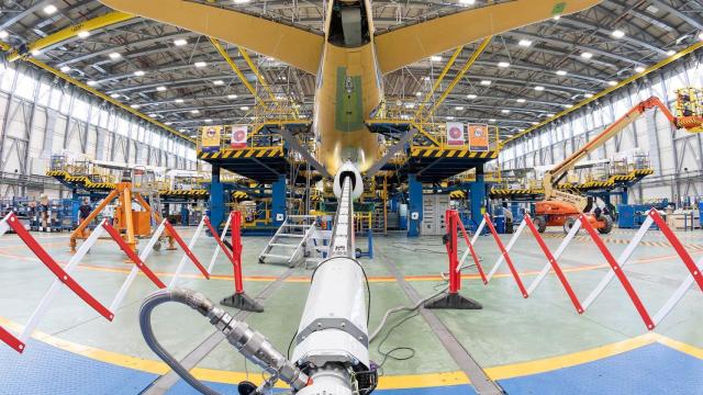 Instalación de la pértiga al A330 MRTT en Getafe