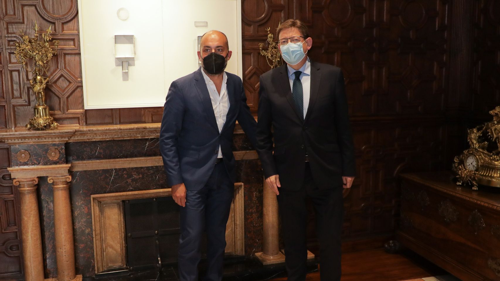Ximo Puig y el presidente de Riegos del levante, Javier Berenguer, en el Palau de la Generalitat.
