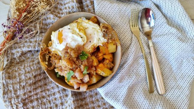 Huevos rotos con tartar de bonito, una combinación irresistible
