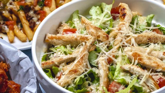 Cómo preparar una ensalada de salsa césar con pollo