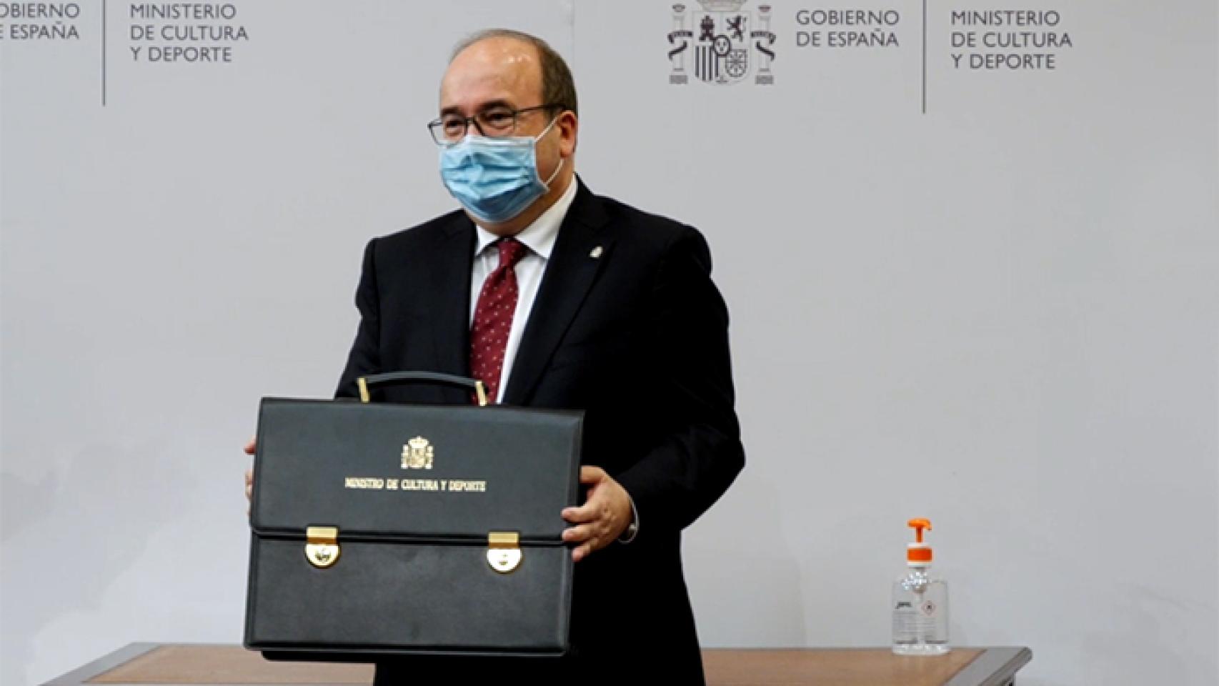 Miquel-Iceta-posando-esta-mañana-con-su-nueva-cartera