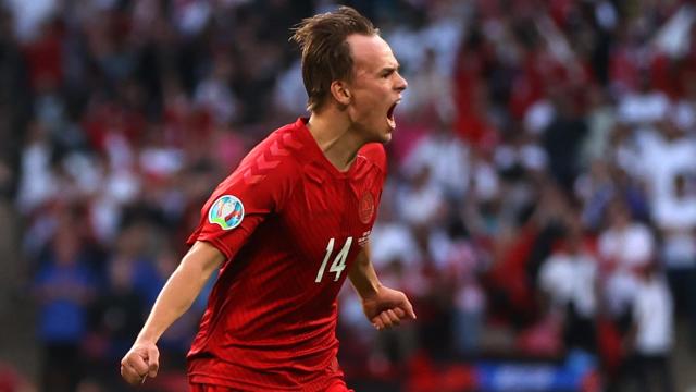 Mikkel Damsgaard celebra un gol en la Eurocopa