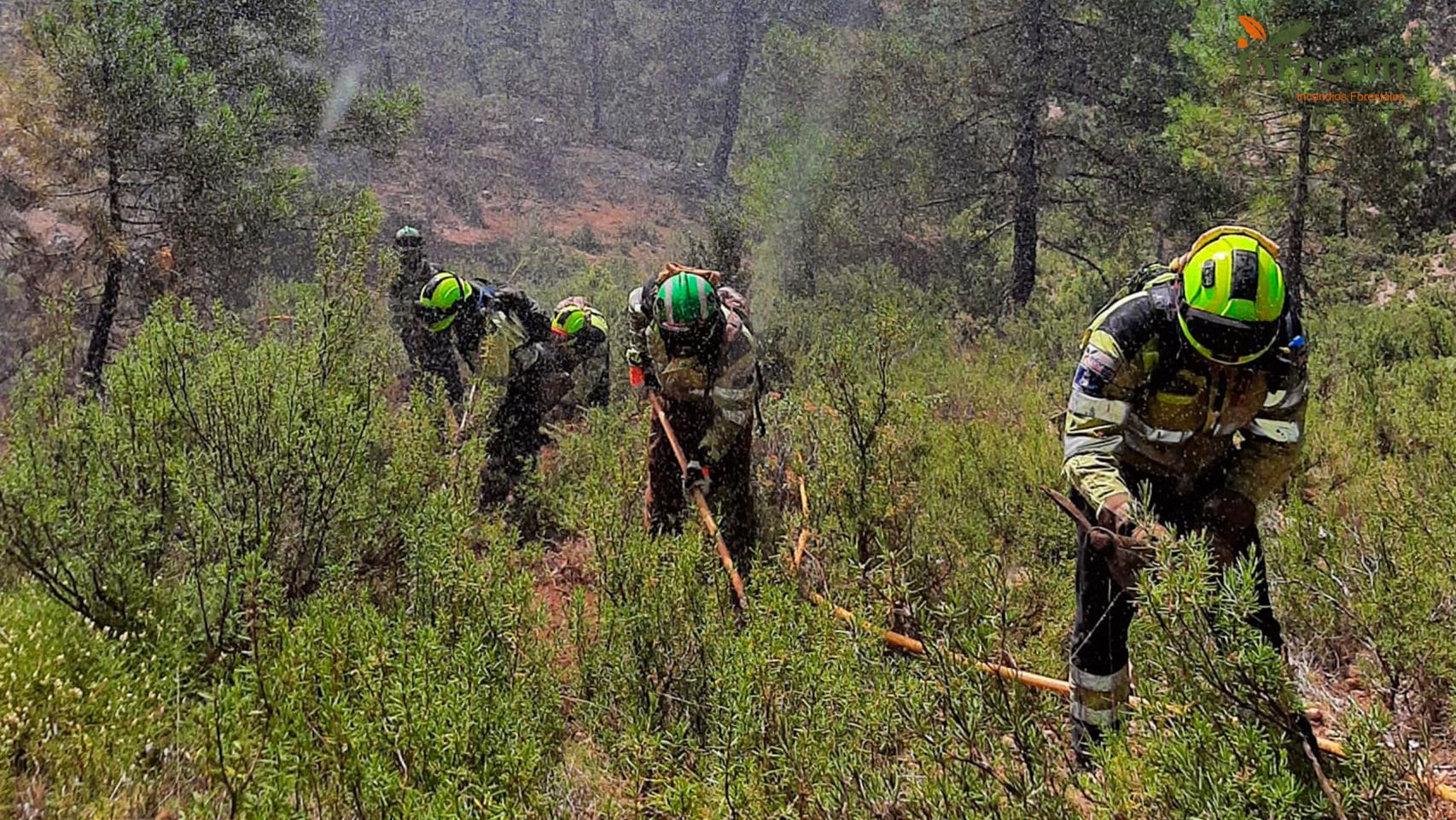 Varios efectivos trabajando en el incendio de Villaverde de Guadalimar (Albacete), que ya ha quedado controlado