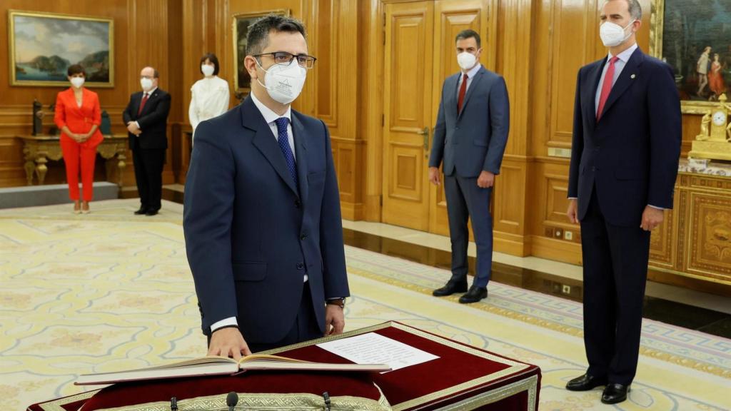 Félix Bolaños, ministro de Presidencia y encargado de modular el Real Decreto, jurando su cargo ante el Rey.