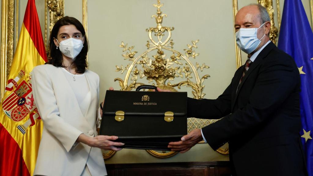 La ministra de Justicia, Pilar Llop, recibe la cartera ministerial de manos de su antecesor en el cargo, Juan Carlos Campo.