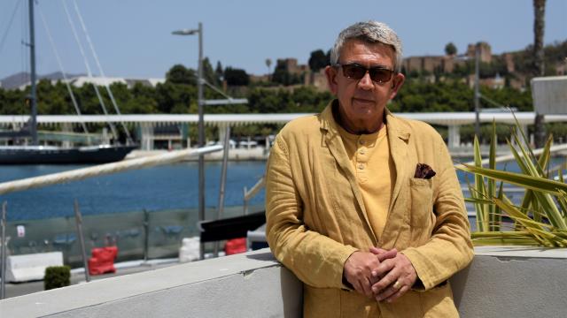 El periodista y escritor Guillermo Busutil, en el Puerto de Málaga.