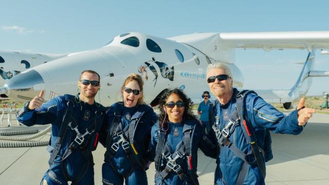 Richard Branson, junto a su tripulación, delante de la VSS Unity