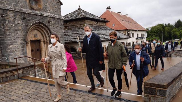 Los Reyes haciendo un pequeño tramo del Camino de Santiago. Fotos: Casa Real